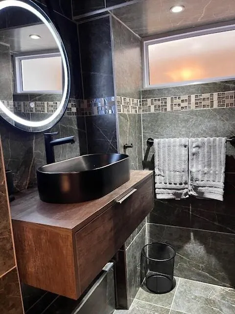 Urban Oasis Penthouse-Jacuzzi! Villa Cape Town