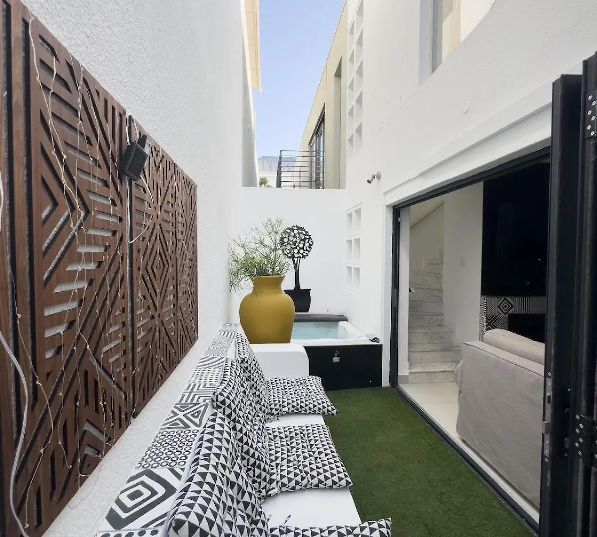 Urban Oasis Penthouse-Jacuzzi! Villa Cape Town